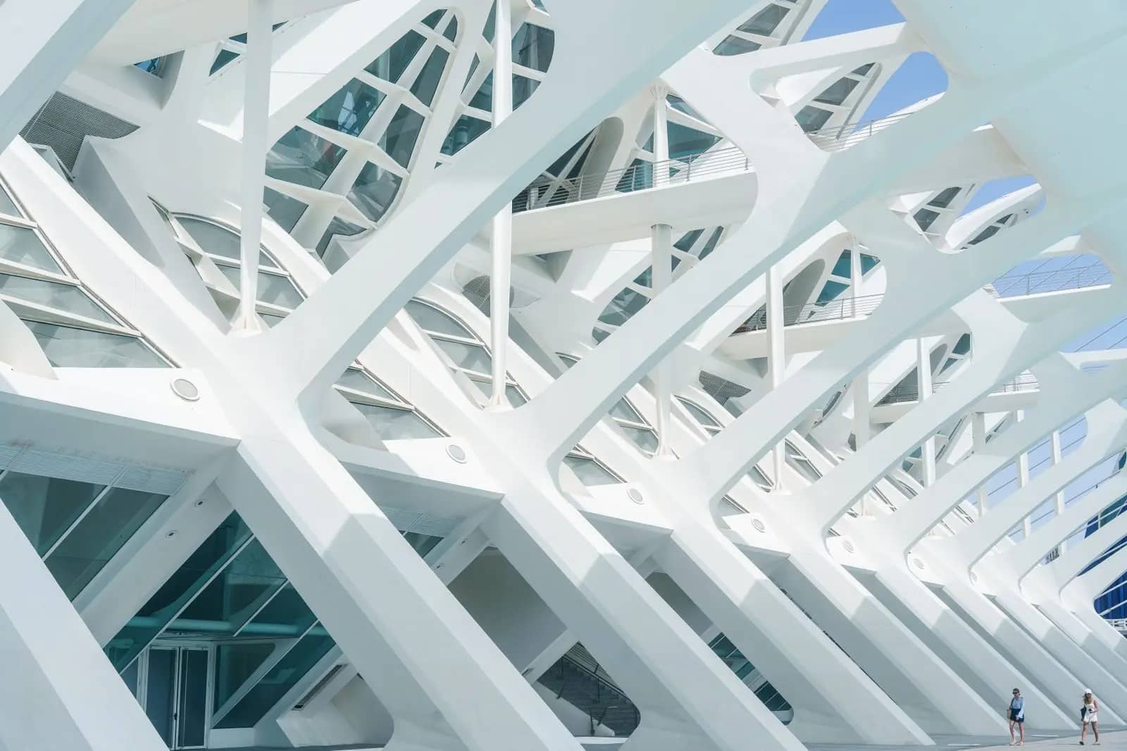 Arquitetura branca, minimalista e futurista